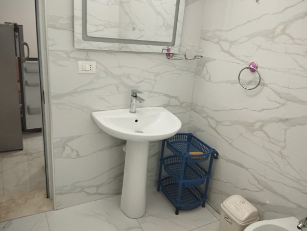 Tirane, jepet me qera apartament 1+1 Kati 1, 30 m² 350 € (laprake)