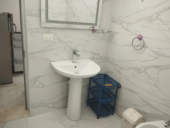 Tirane, jepet me qera apartament 1+1 Kati 1, 30 m² 350 € (laprake)