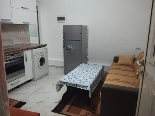Tirane, jepet me qera apartament 1+1 Kati 1, 30 m² 350 € (laprake)