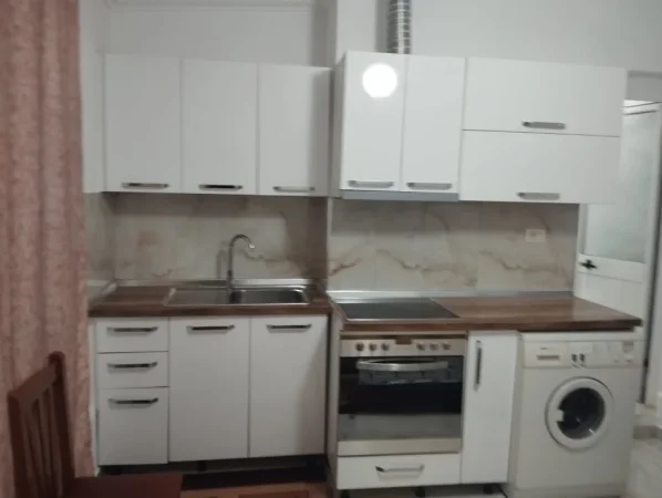 Tirane, jepet me qera apartament 1+1 Kati 1, 30 m² 350 € (laprake)