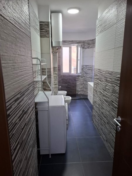 Tirane, jepet me qera apartament 2+1+Ballkon Kati 1, 105 m² 600 € (MINE PEZA)