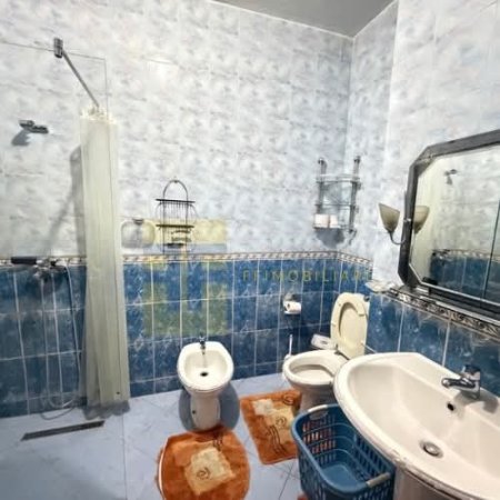 Tirane, jepet me qera apartament 2+1+Ballkon Kati 8, 90 m² 600 € (Zona e Selvisë)