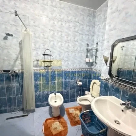 Tirane, jepet me qera apartament 2+1+Ballkon Kati 8, 90 m² 600 € (Zona e Selvisë)