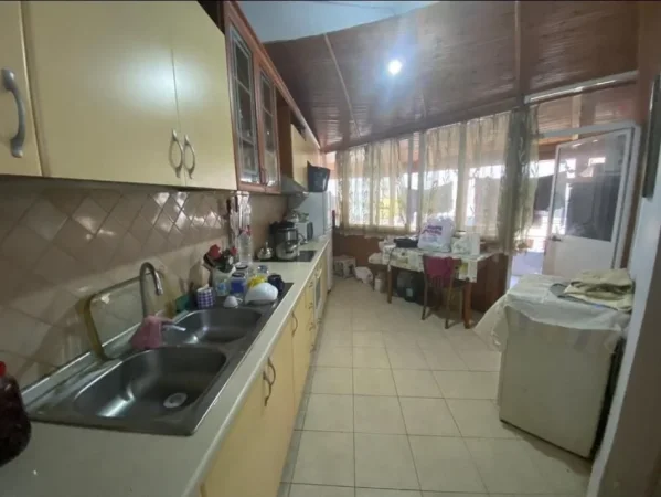 Tirane, shitet apartament 2+1 Kati 1, 100 m² 200.000 € (KOMUNA E PARISIT)