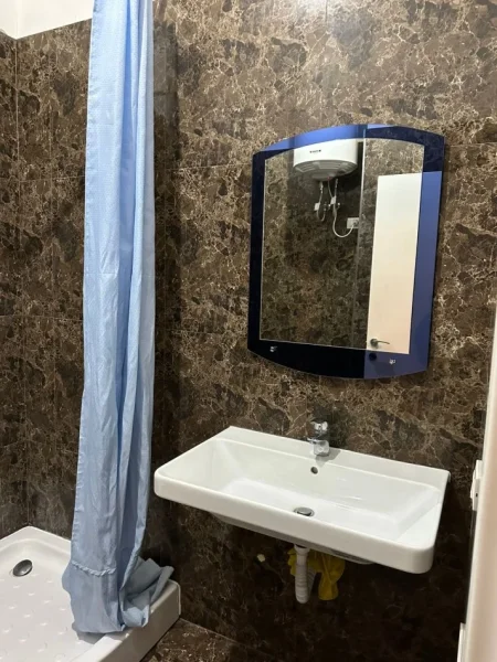 Tirane, jepet me qera apartament 1+1 Kati 1, 55 m² 700 € (zogu i zi)