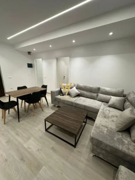 Tirane, jepet me qera apartament 1+1+Ballkon Kati 1, 55 m² 700 € (ZOGU I ZI)