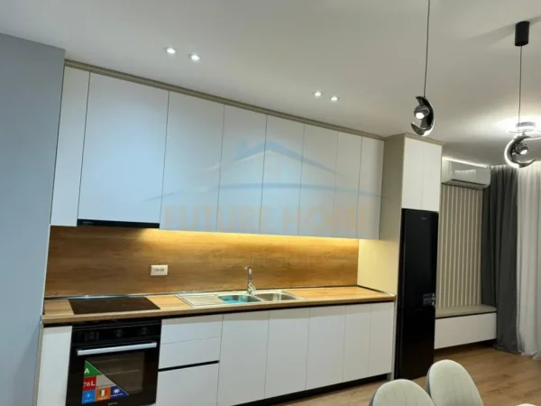 Tirane, jepet me qera apartament 1+1+Post Parkimi Kati 4, 104 m² 1.300 €