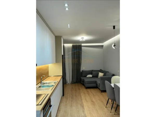 Tirane, jepet me qera apartament 1+1+Post Parkimi Kati 4, 104 m² 1.300 €