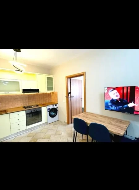 Tirane, jepet me qera apartament 1+1 Kati 15, 60 m² 600 € (QENDER)