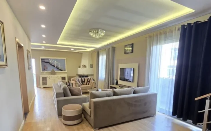 Tirane, jepet me qera apartament 3+1+Aneks+Ballkon Kati 2, 240 m² 1.000 € (ish stacioni i trenit)