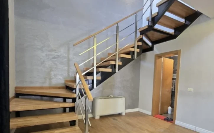 Tirane, jepet me qera apartament duplex Dublex Kati 2, 240 m² 1.000 € (ish stacioni i trenit)