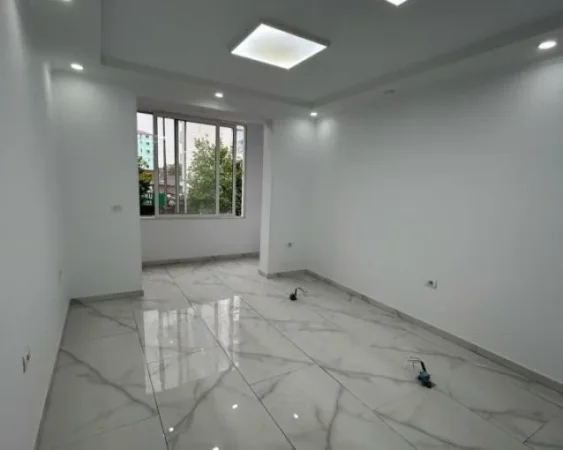 Tirane, jepet me qera apartament 1+1 Kati 1, 50 m² 600 € (spitali qsut , farmacia 10)