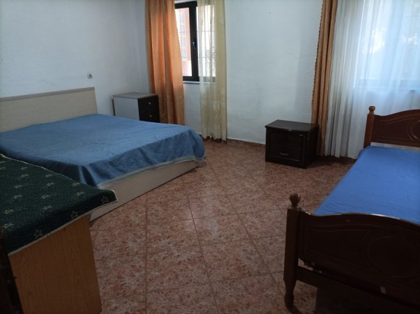Tirane, jepet me qera shtepi private, 2+1, 120 m2+oborr 150 m2, per parkim, mobiluar,I pavarur , 40 000 lek