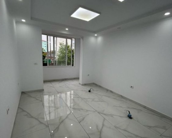 Tirane, jepet me qera zyre Kati 1, 50 m² 600 € (rruga 5 maji)