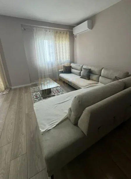 Qera, Apartament 2+1 tek Thesari, Fresk
