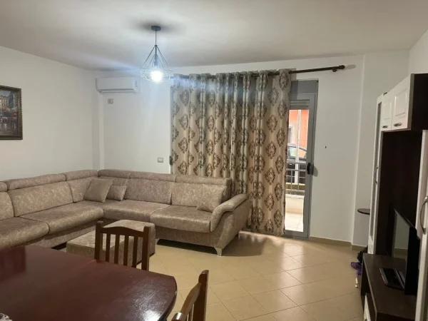 Tirane, jepet me qera apartament 1+1 Kati 1, 65 m² 550 € (Rruga Hamdi Sina)