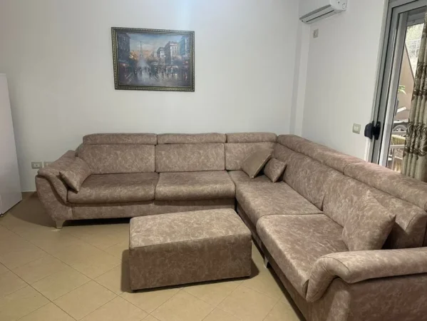 Tirane, jepet me qera apartament 1+1 Kati 1, 65 m² 550 € (Rruga Hamdi Sina)