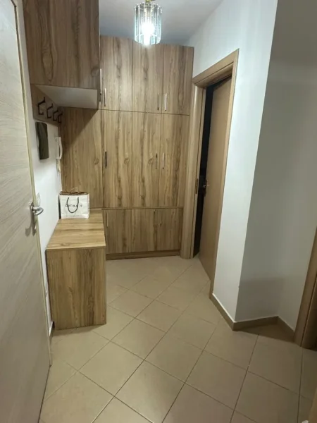 Tirane, jepet me qera apartament 1+1 Kati 1, 65 m² 550 € (Rruga Hamdi Sina)