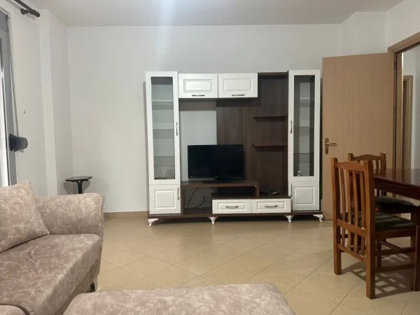 Tirane, jepet me qera apartament 1+1 Kati 1, 65 m² 550 € (Rruga Hamdi Sina)