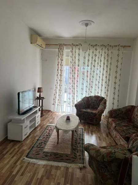 Tirane, jepet me qera apartament 1+1+Ballkon Kati 4, 70 m² 450 € 