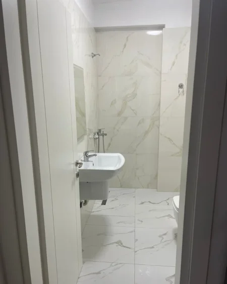 Tirane, jepet me qera apartament 1+1+Ballkon Kati 1, 60 m² 500 € 