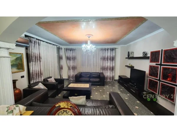 Tirane, jepet me qera apartament 3+1+Ballkon Kati 4, 135 m² 700 € (komuna e parisit)