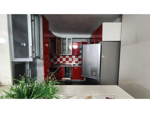 Tirane, jepet me qera apartament 3+1+Ballkon Kati 4, 135 m² 700 € (komuna e parisit)
