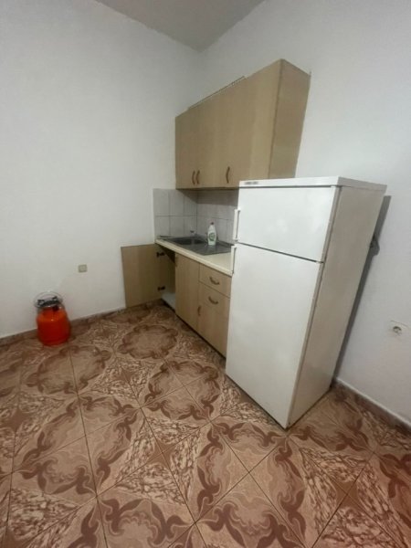 Jepet me qira garsoniere e madhe (gati 1+1) në Jordan Misja. 300 €