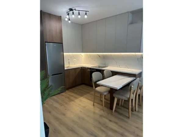Tirane, jepet me qera apartament 2+1+Ballkon Kati 4, 100 m² 900 € (zogu zi)