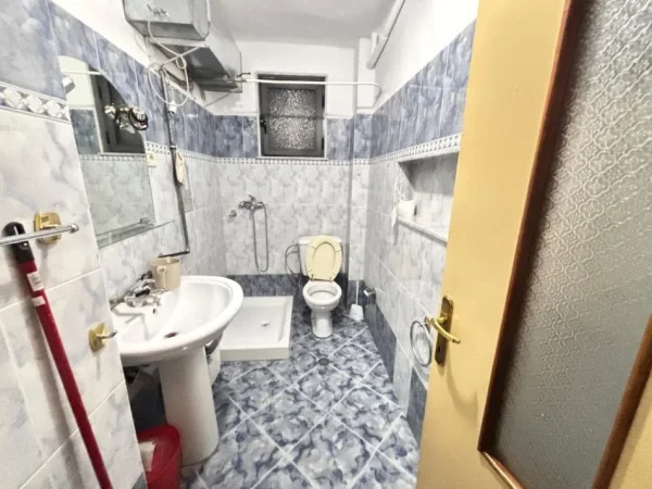Tirane, jap me qera apartament 1+1 Kati 2, 62 m² 500 € (Rruga Bardhok Biba)