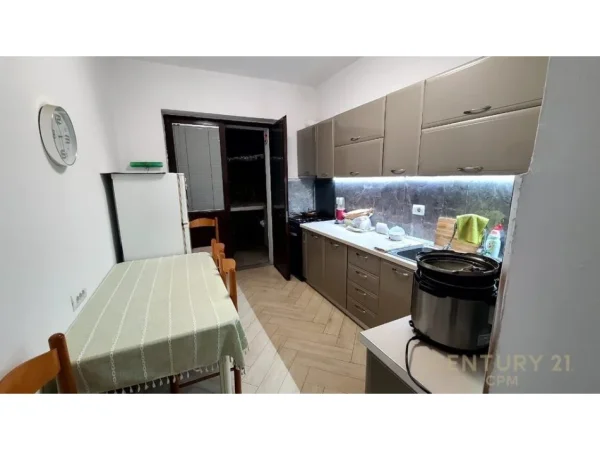 Tirane, jepet me qera apartament 2+1+Ballkon Kati 2, 78 m² 900 € (rruga barrikadave)