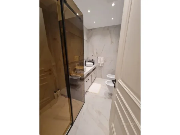 Tirane, shitet apartament duplex 4+1+Aneks+Ballkon Kati 5, 242 m² 630.000 € (komuna parisit)