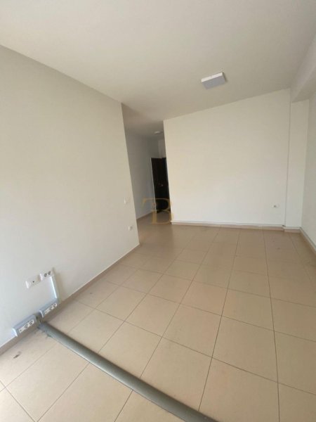 Tirane, jepet me qera ambjent biznesi Kati 1, 86 m² 1.000 € (rruga e Kosovareve)