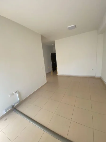 Tirane, jepet me qera ambjent biznesi Kati 1, 86 m² 1.000 € (rruga e Kosovareve)