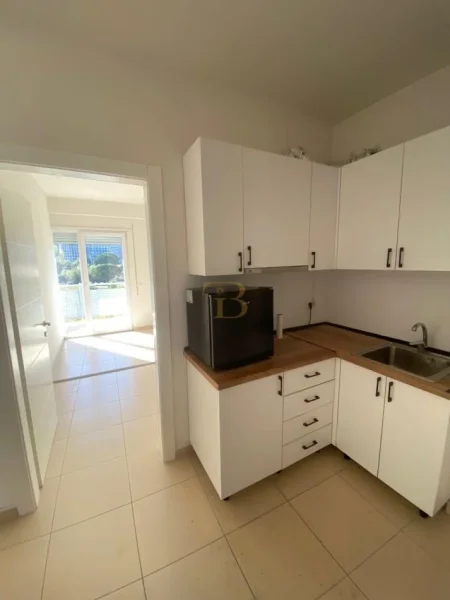 Tirane, jepet me qera ambjent biznesi Kati 1, 86 m² 1.000 € (rruga e Kosovareve)