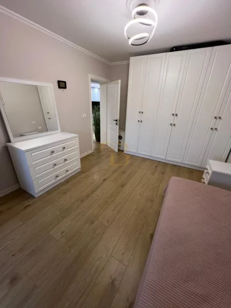 Tirane, jepet me qera apartament 2+1 Kati 5, 90 m² 630 € (oxhaku)