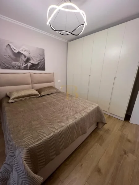 Tirane, jepet me qera apartament 2+1 Kati 5, 90 m² 630 € (oxhaku)