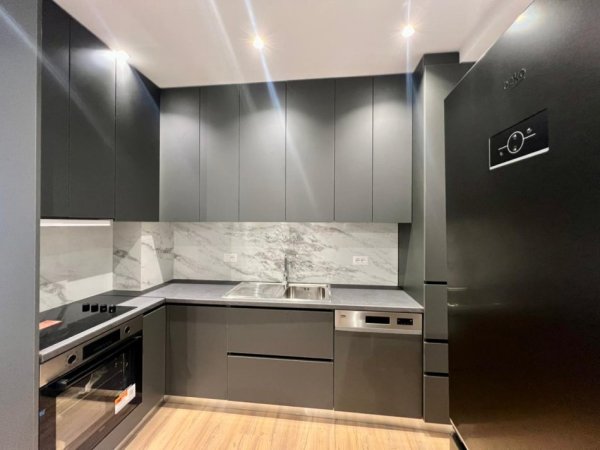 Tirane, jepet me qera apartament 3+1+Ballkon Kati 7, 1.400 m² 1.200 € (Pazari i Ri)