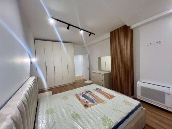 Tirane, jepet me qera apartament 3+1+Ballkon Kati 7, 1.400 m² 1.200 € (Pazari i Ri)