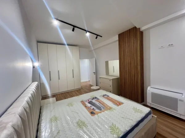 Tirane, jepet me qera apartament 3+1+Ballkon Kati 7, 1.400 m² 1.200 € (Pazari i Ri)