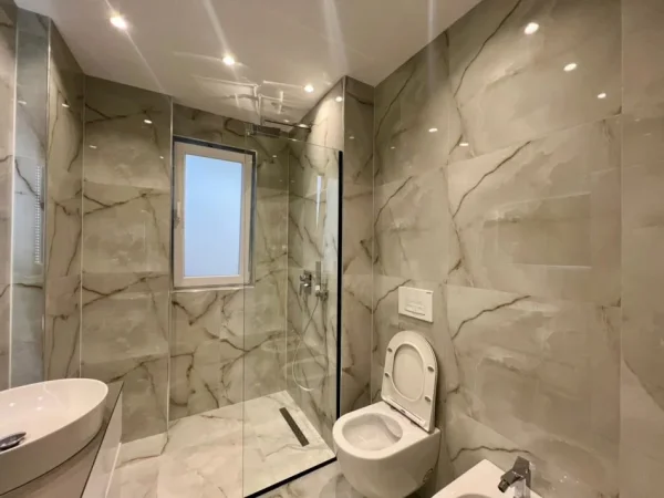 Tirane, jepet me qera apartament 3+1+Ballkon Kati 7, 1.400 m² 1.200 € (Pazari i Ri)