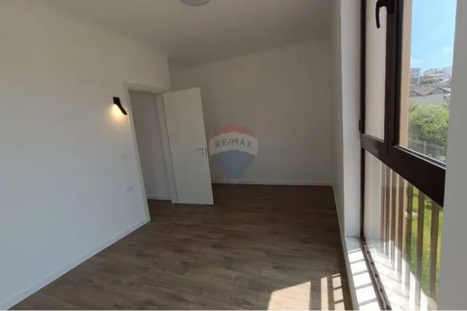 Tirane, jepet me qera apartament 3 Katshe , 542 m² 3.000 € (Rruga Tre Vllezerit Kondi)