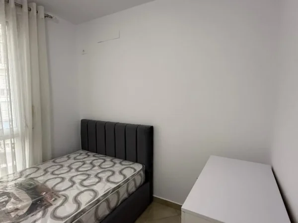 Tirane, jepet me qera apartament 2+1 Kati 2, 85 m² 1.000 € (Rruga Barrikadave)