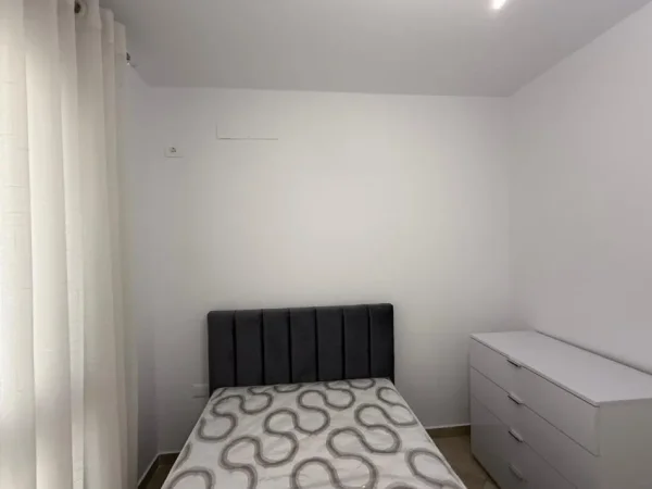 Tirane, jepet me qera apartament 2+1 Kati 2, 85 m² 1.000 € (Rruga Barrikadave)