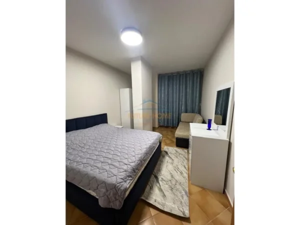 Tirane, jepet me qera apartament 1+1+Ballkon Kati 6, 65 m² 700 € (BLLOKU)