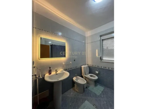 Tirane, jepet me qera apartament 2+1+Ballkon Kati 5, 80 m² 700 € (ambasada amerikane)