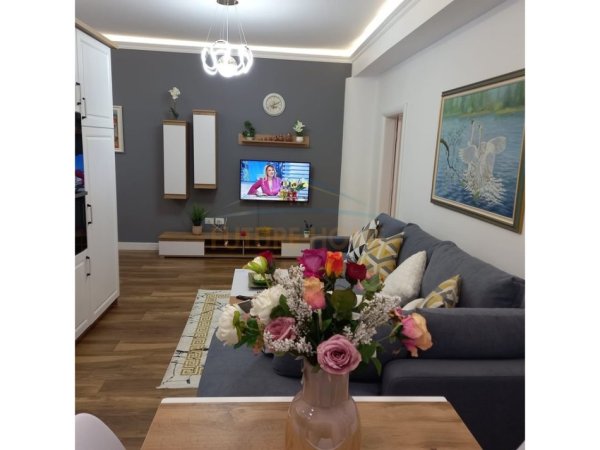 Tirane, jepet me qera apartament 1+1+Ballkon Kati 4, 70 m² 750 € (Rruga Margarita Tutulani)