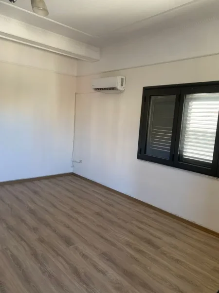 Tirane, jepet me qera zyre Kati 0, 180 m² 1.000 € (Fakultetit Ekonomik)