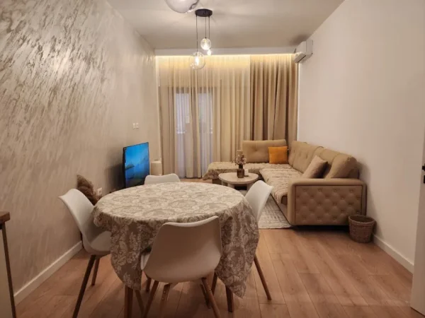 Tirane, jepet me qera apartament 2+1 Kati 3, 95 m² 1.500 € (Qender)