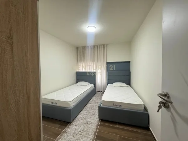 Tirane, jepet me qera apartament 2+1 Kati 1, 80 m² 700 € (rruga e barrikadave)